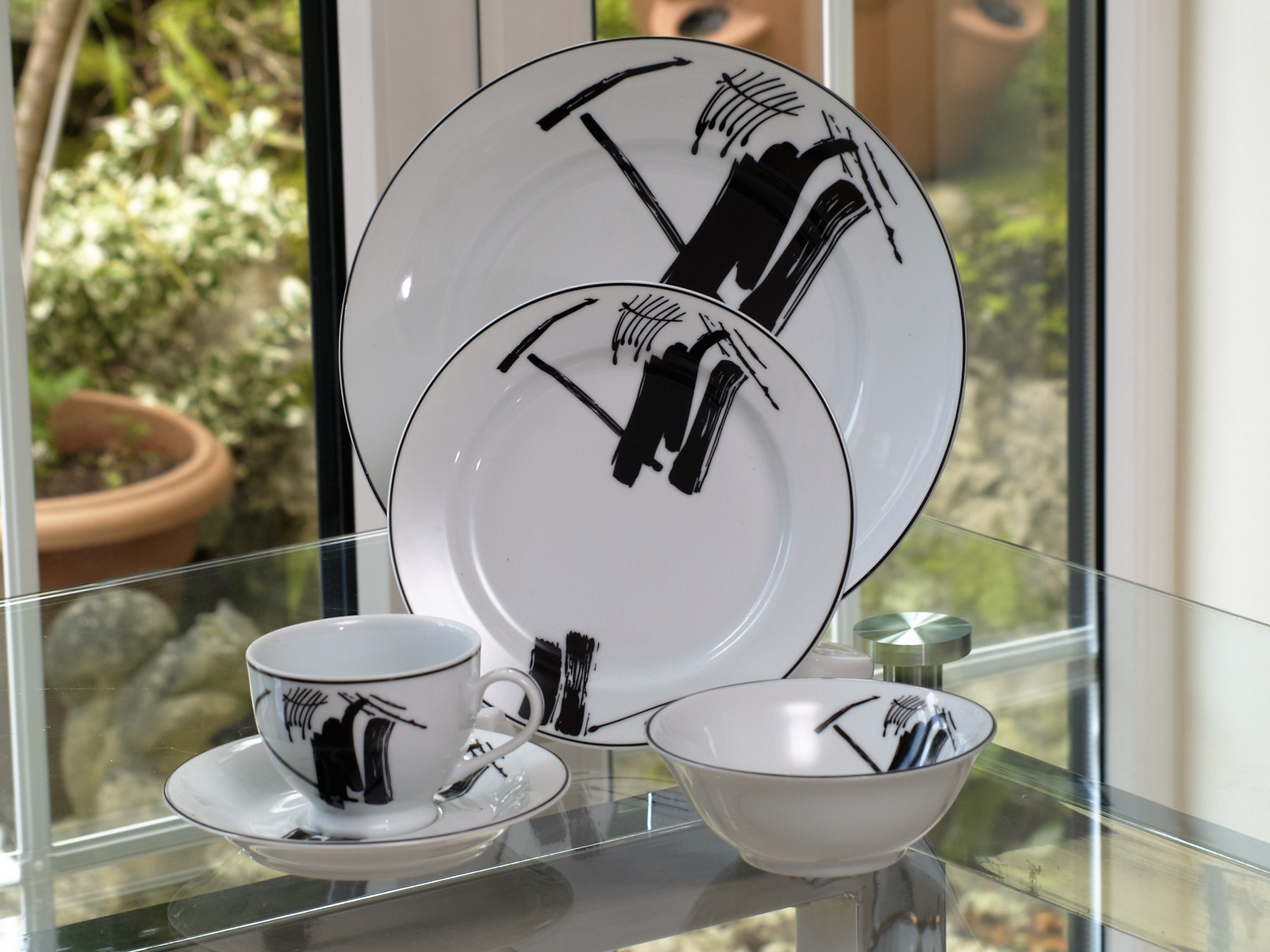 ABSTRACT 28 PIECE DINNER SERVICE