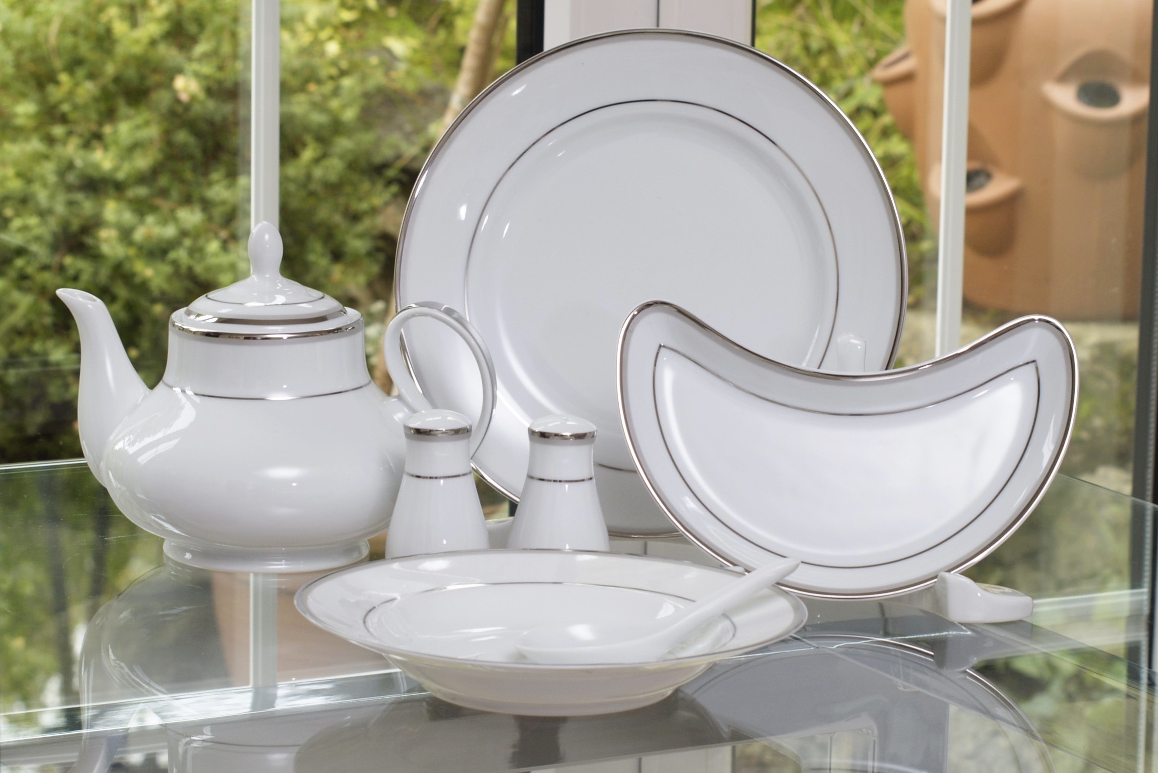 INNOVA PLATINUM 68 PIECE DINNER SERVICE