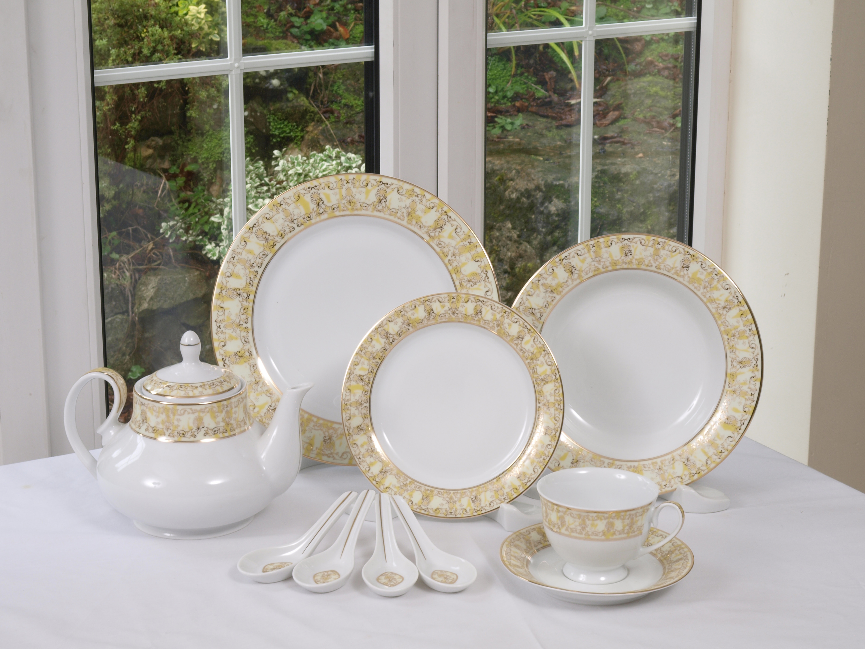 THE MARIGOLD 68 PIECE DINNER SERVICE