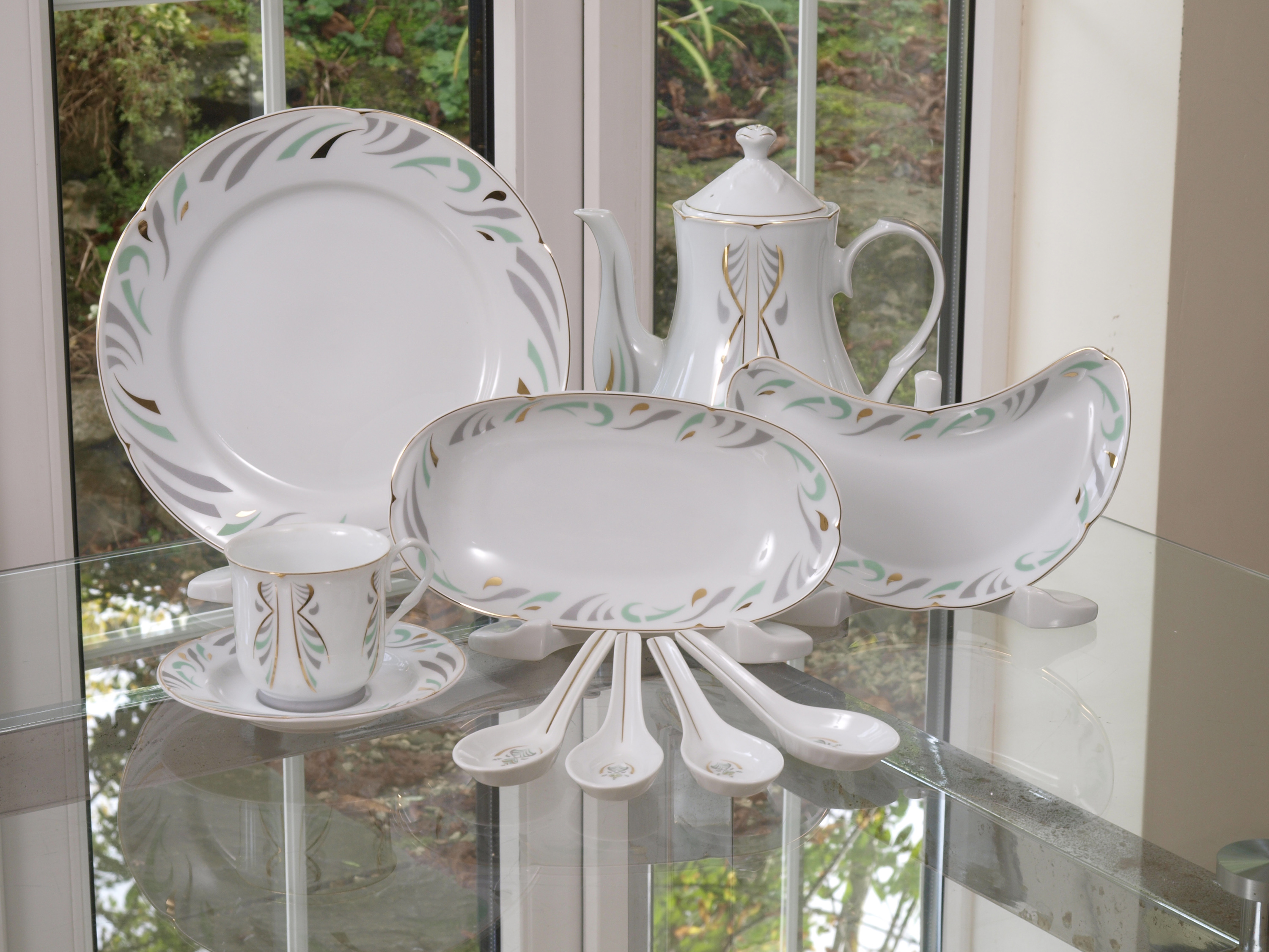 THE OPULENCE 96 PIECE DINNER SERVICE