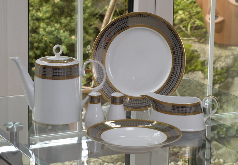 ROYAL BLEND 96 PIECE DINNER SET