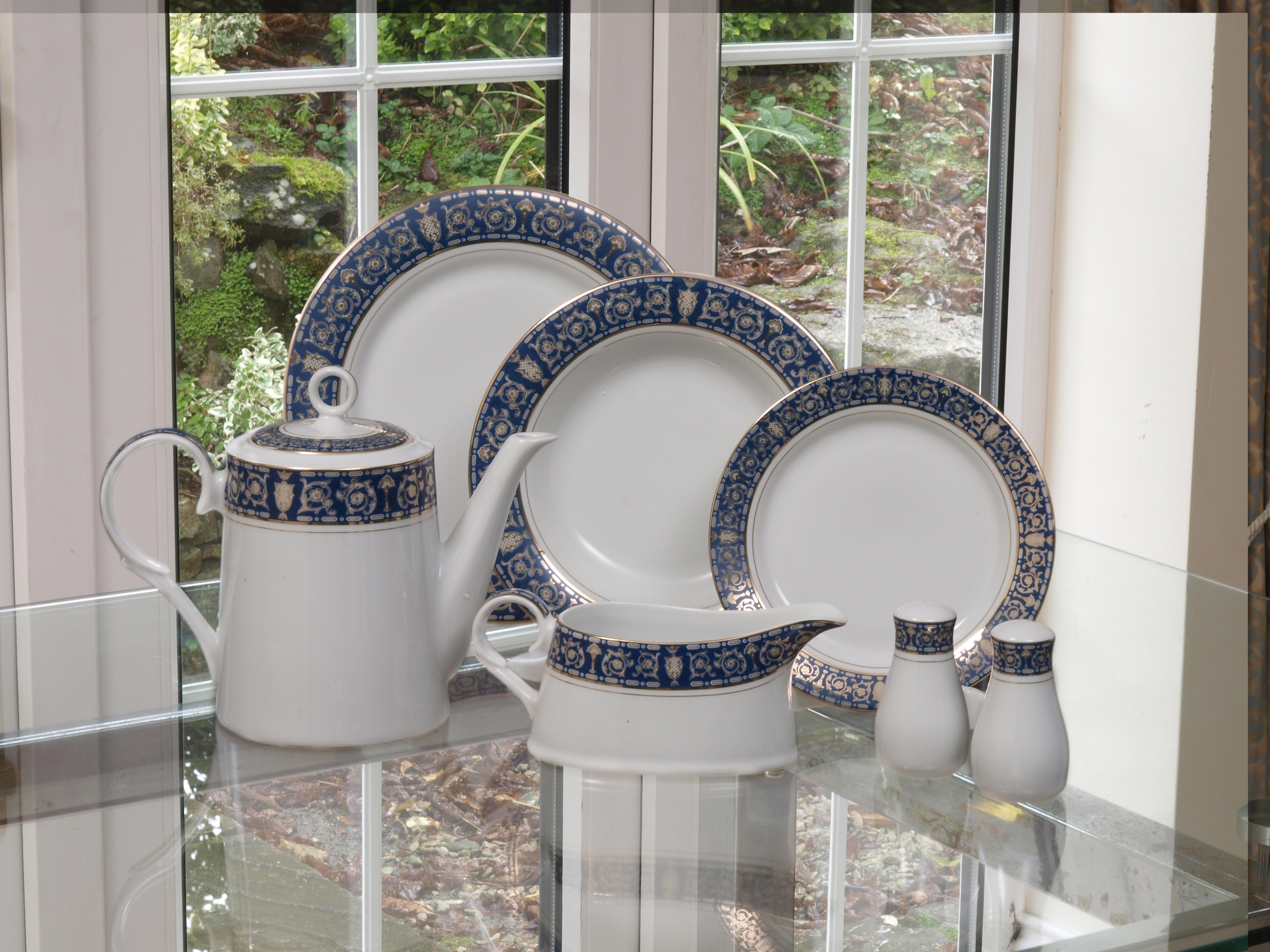 THE ROYAL BLUE 28 PIECE DINNER SERVICE