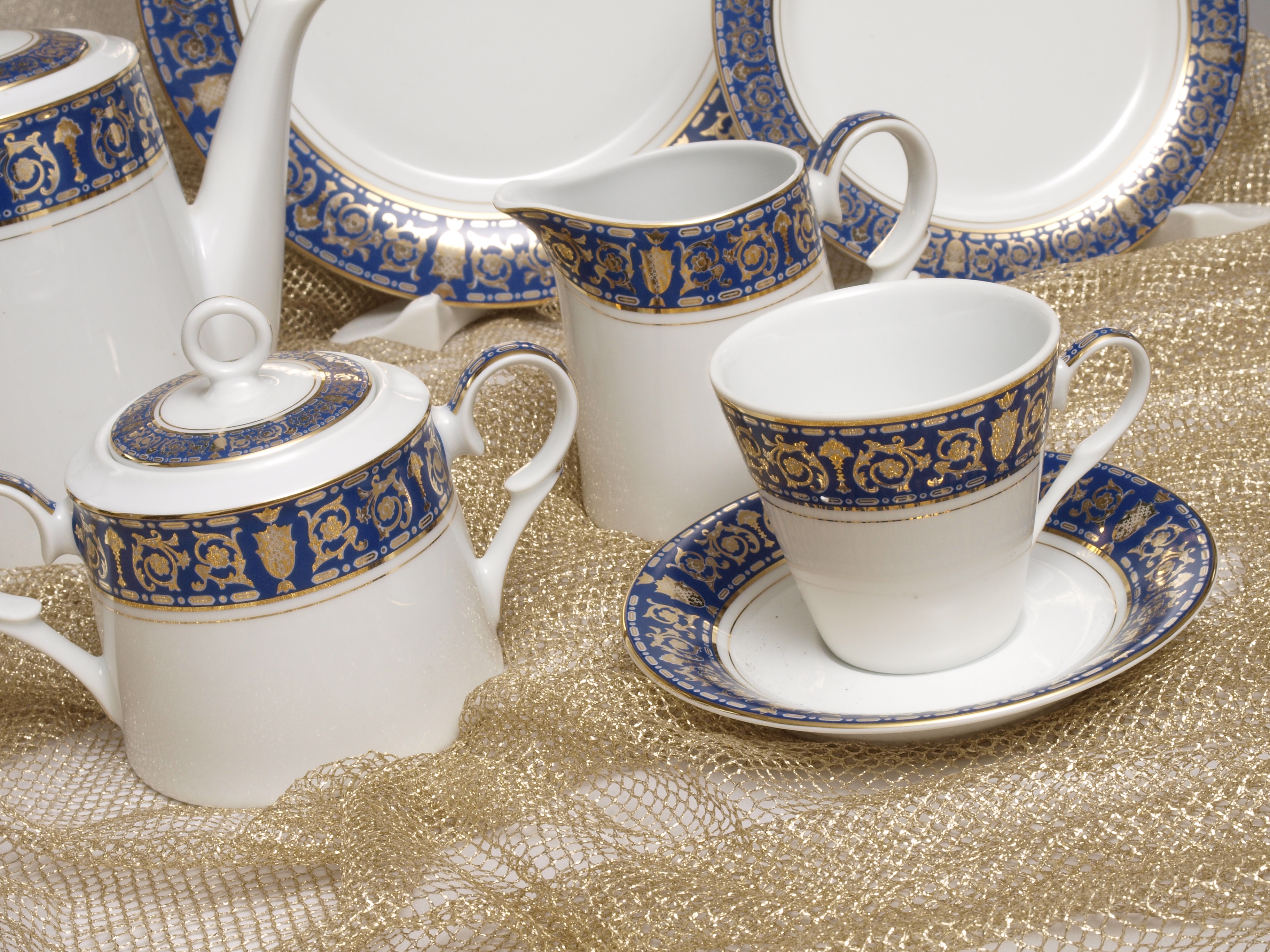 THE ROYAL BLUE 96 PIECE DINNER SERVICE